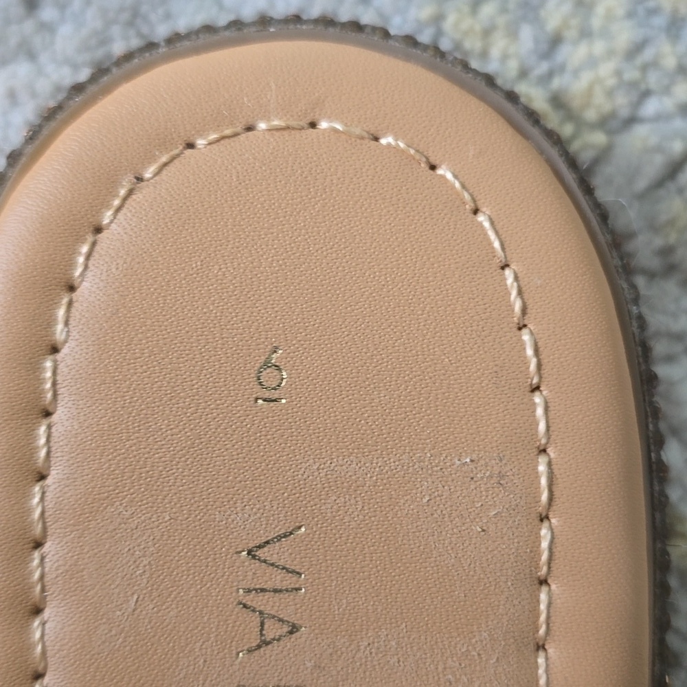 Via Rosa Caramel Elegant Tan Sandals with Gold Accents - Picture 6 of 10